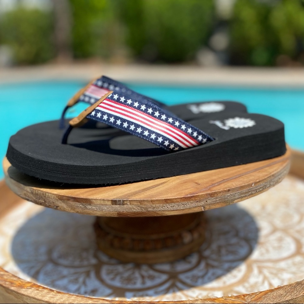 Yellow Box Size 8.5 Navy Stars/ Stripes Sandal - Picture 1 of 8